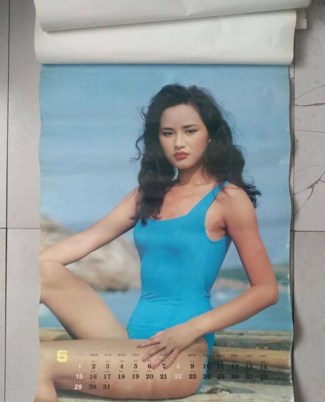 瞿颖挂历门照片