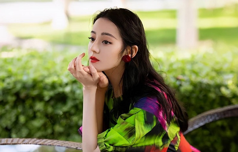 迪丽热巴年会表演 迪丽热巴年会表演节目头顶酒碗