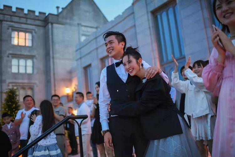 唐艺昕一家三口出行被拍 张若昀唐艺昕一家三口罕见同框逛街