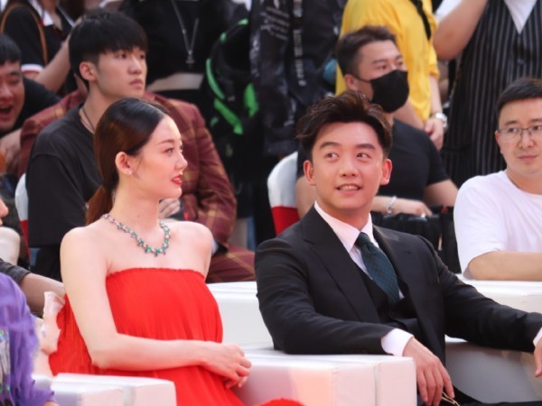 郑恺老婆罕见出席活动 郑恺老婆罕见出席活动衣着宽松孕味十足