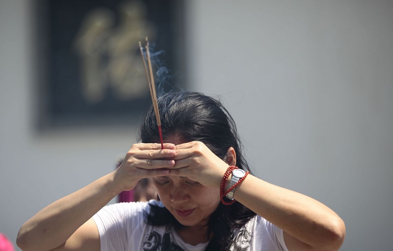 给菩萨上香燃香后图解给菩萨上香后的图解
