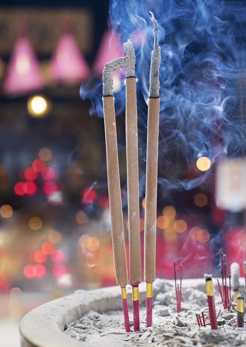 去寺庙烧香有什么讲究 去寺庙烧香有什么讲究和忌讳