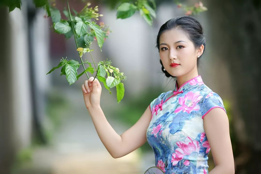 一脸福相的女孩