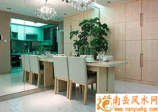 三口之家的餐厅